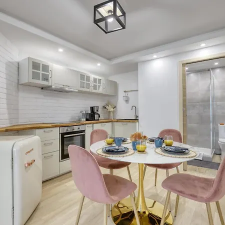 Stylish & New 1 Bdr Flat With A/c-trendy 11 Apartment