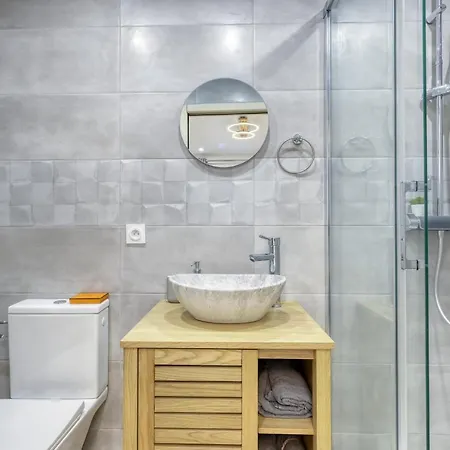 Stylish & New 1 Bdr Flat With A/c-trendy 11 Paris
